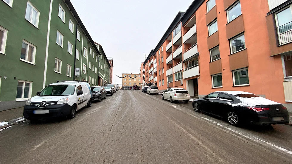 Unga i Enköping anger att de tycker det är dyrt att bo i staden, och söker sig härifrån av den anledningen.