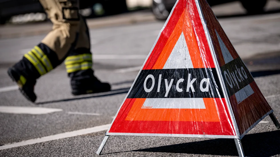 En mindre lastbil fattade eld efter en olycka på E6 norr om Varberg. Arkivbild.