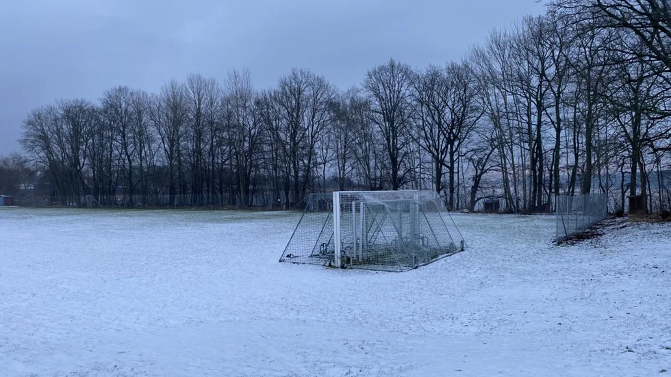 Borens IP med sjön Boren i bakgrunden.