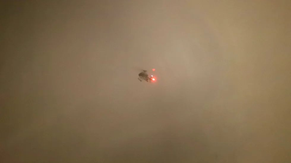 Helikopter söker av området efter skottlossningen.