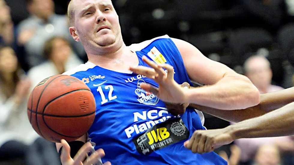 JAGAD. LF Basket-centern Johan Åkesson uppvaktas av två ligaklubbar.