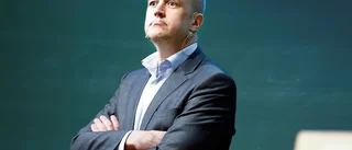 Med högerfoten nära den blåbruna sörjan