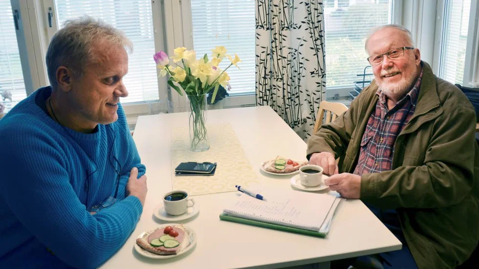 LÄGENHETER. Haparandabostäders Kalle Köysti diskuterar framtida lägenhet med Ingemar Janson från Seskarö.