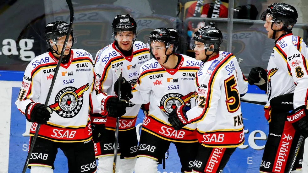 Johan Forsberg, i mitten, jublar i samband med sitt 1–0-mål. Efter derbyt suckade han.