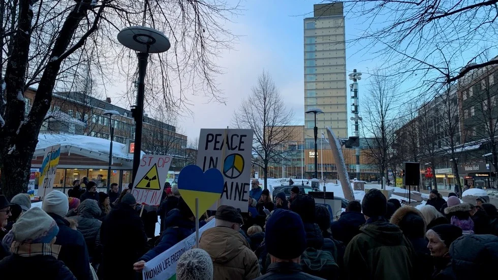 Ett stort antal människor visade sitt stöd på Guldtorget för folket i Ukraina ett år efter krigsutbrottet.
