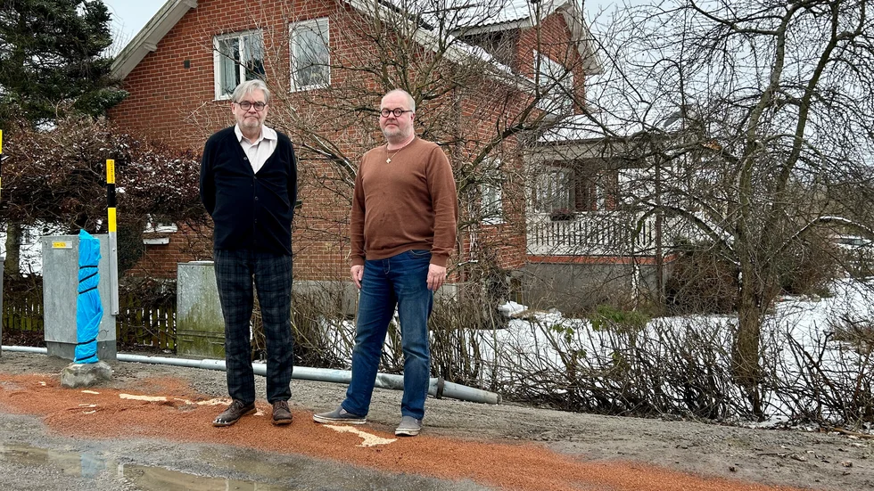 John och Petri Ogenholt konstaterar att det blev stor förstörelse i samband med torsdagens lastbilsolycka i Valla.