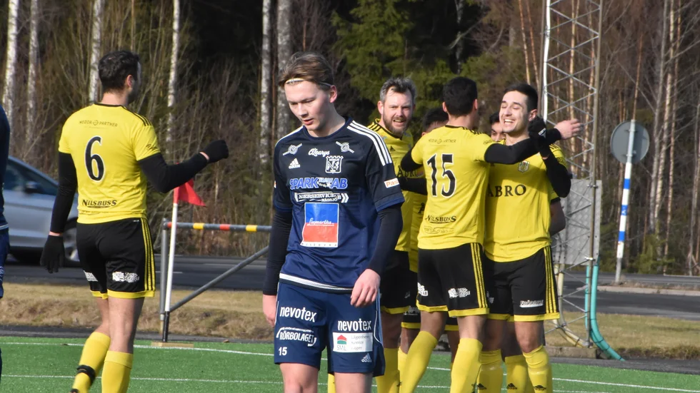 Glädje. Vimmerby firar sitt första mål i matchen mot Nässjö. 