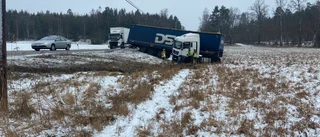 Lastbilsekipage körde av vägen och vek sig