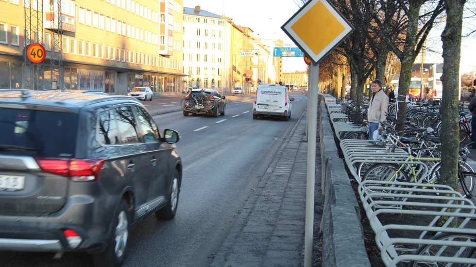 När kollektivtrafiken tar för sig och behöver nya lösningar vid Resecentrum reagerar billobbyn, menar insändarskribenten.