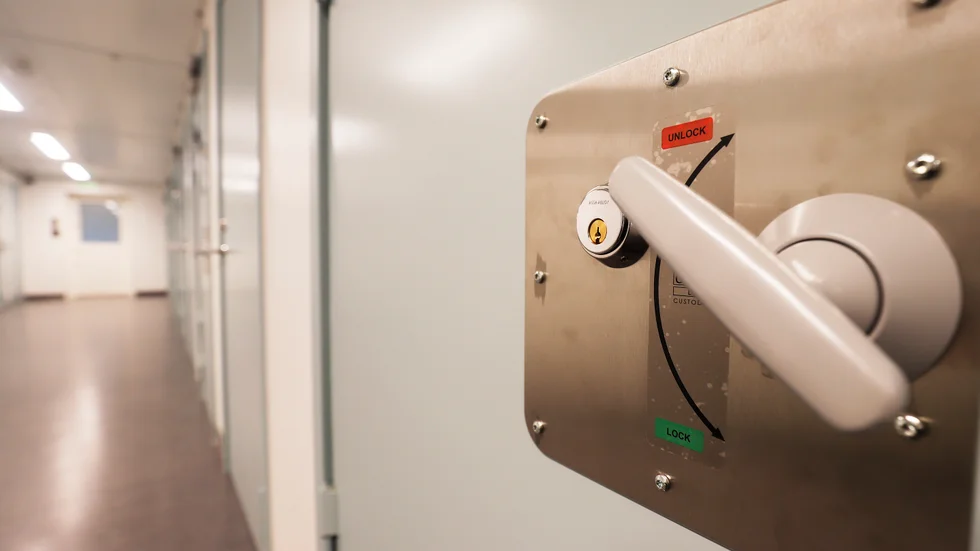 Enligt en av de anmälande fångarna har 15 oskyldiga klienter på hans avdelning utsatts för falska anklagelser och kollektiv bestraffning.