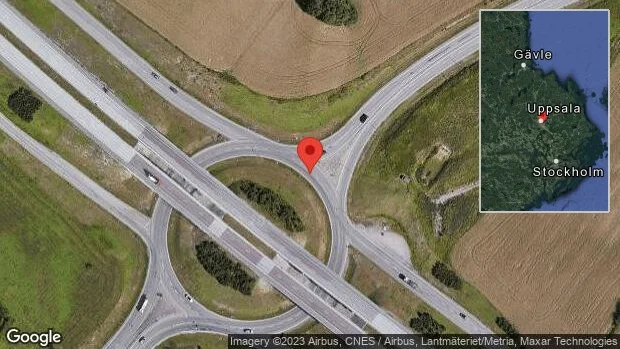 En lastbil och en personbil stillastående på väg 55