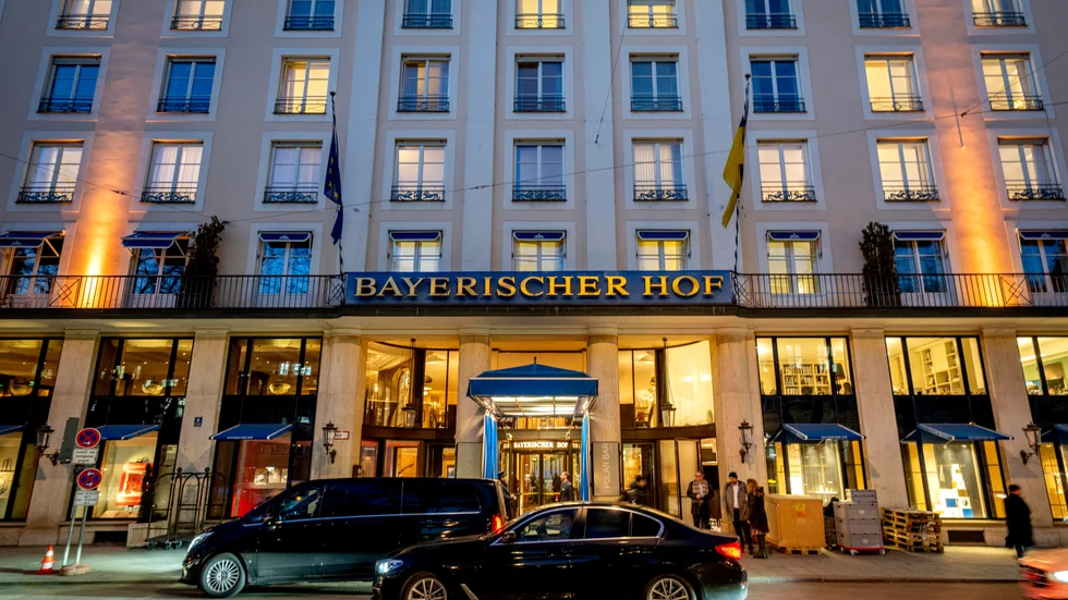En flygstrejk påverkar Münchens flygplats samtidigt som en säkerhetskonferens ska hållas i hotell Bayerischer Hof i staden.