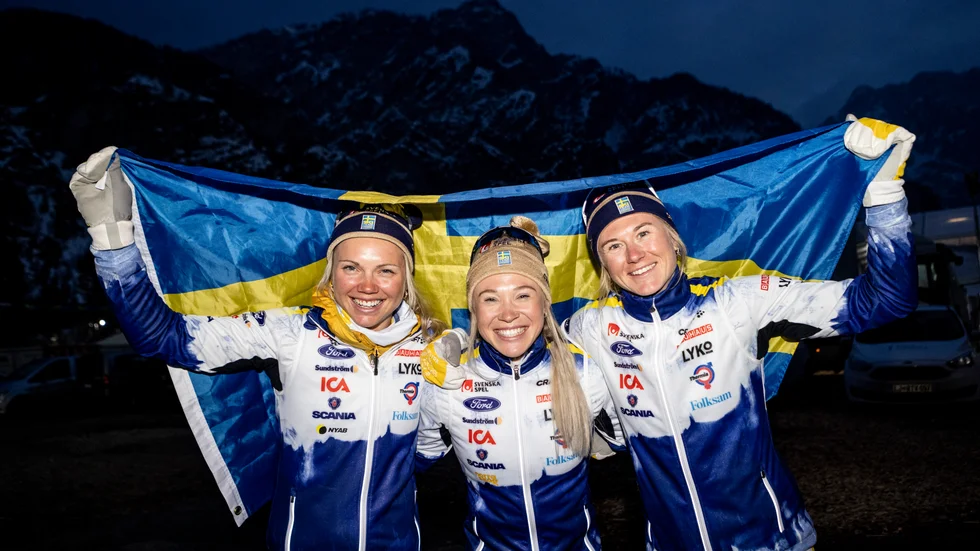 Sveriges tre medaljörer efter VM-sprinten: Emma Ribom (silver), Jonna Sundling (guld) och Maja Dahlqvist (brons).