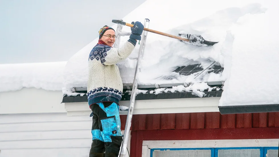 Så fort Urpo skottat bort snön från solcellspanelerna börjar anläggningen i Vittangi generera el.