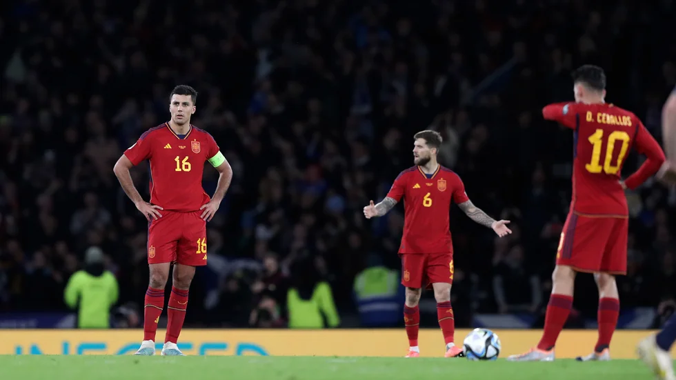 Spaniens lagkapten Rodri (till vänster) deppar under matchen mot Skottland.