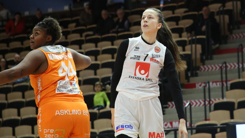 Kristina Arsenic tvingades bryta matchen mot Norrköping efter en smäll mot knäet.
