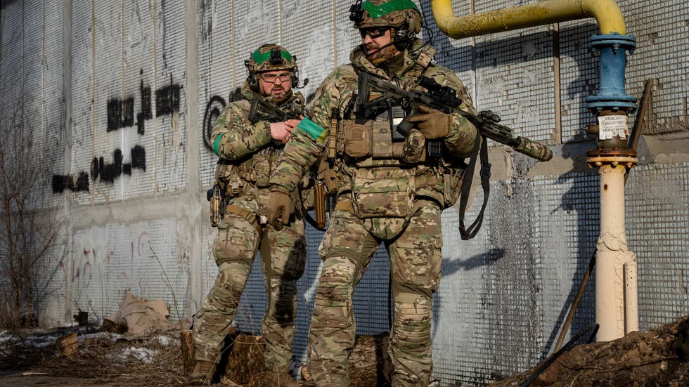 Ukrainska trupper patrullerar en gata i Bachmut. Bilden är tagen 24 februari.