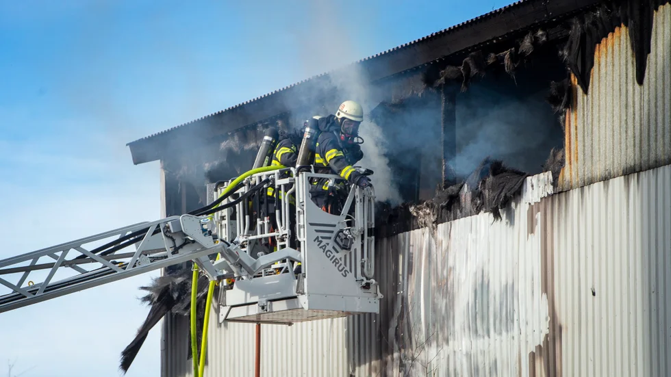 I mars i fjol behövde räddningstjänsten släcka en brand i fabriksväggen. Arkivbild.