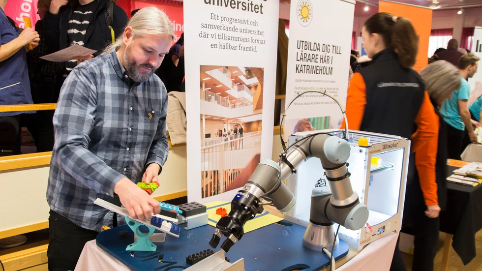 Det vimlade av folk (och robotar) under kompetensmässan på Safiren på torsdagen.