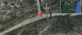 Långsamt fordon på vägen stör trafiken