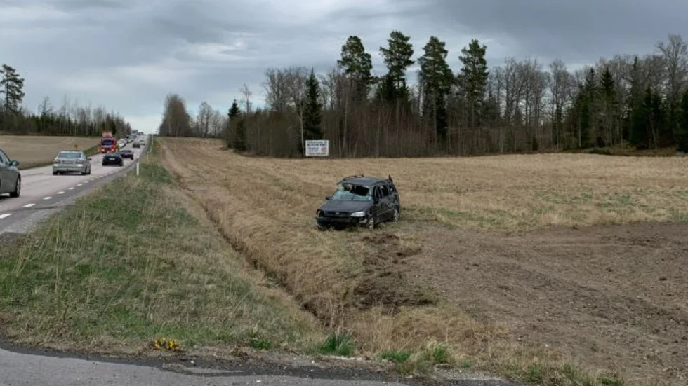Bilen blev illa tilltygad då föraren voltade av vägen.