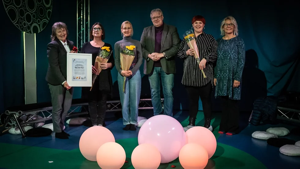 Från vänster: teaterchef Gunilla Röör, Ylva Schönfeld, Mervi Jaako, Ulf Nyström, Maja Alasalmi och Eva Plumppu.