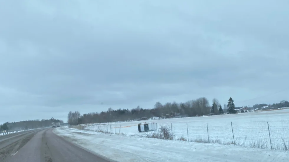 Bilen ligger på sidan på andra sidan viltstängslet.