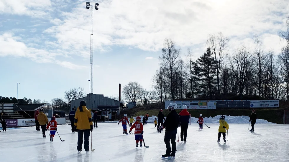 "För bandy- och skidsportens skull lokalt hoppas jag att det får vara vinter ett par månader till. Faik Bandy behöver väderhjälp för att behålla isen på Grosvad", skriver Nilsove Magnusson. Bilden är från förra årets Skridskokul på Grosvads IP.