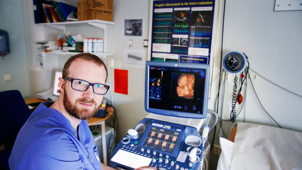 Överläkaren Robert Råman tycker att svensk sjukvård gjort stora framsteg kring endometrios de senaste åren. (Arkivbild)