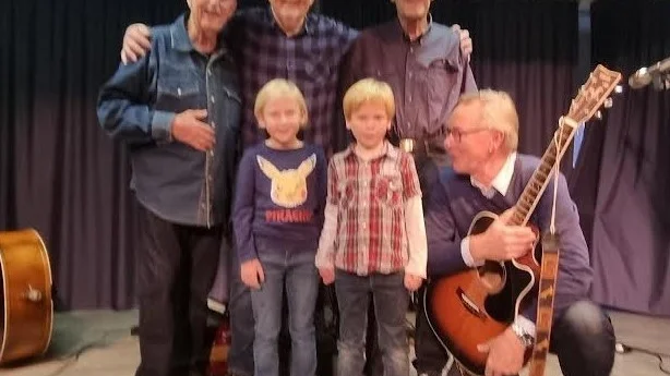 Blå Byxar Band. Björn Eriksson, Kjell Tomsson, Bengt Norrby. De unga fansen är Ture och Edvin.
