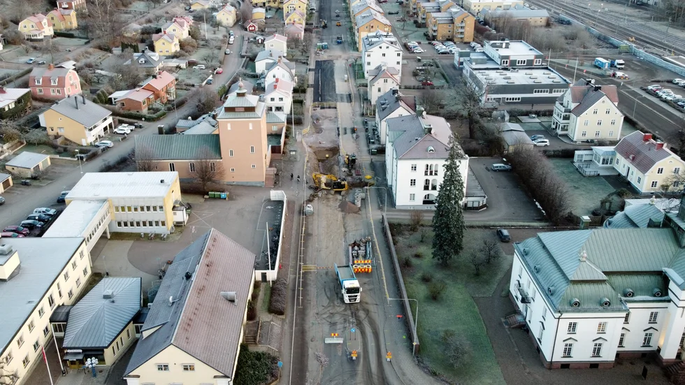 Under 2019 påbörjades ett arbete där vatten- och avloppsledningarna under Östermalmsgatan byttes ut. Det tog lång tid. Först innan sommaren 2023 öppnades gatan upp i sin helhet. Nu ska ytterligare ett arbete dra i gång. (Bild från tidigare vatten- och avloppsarbete)