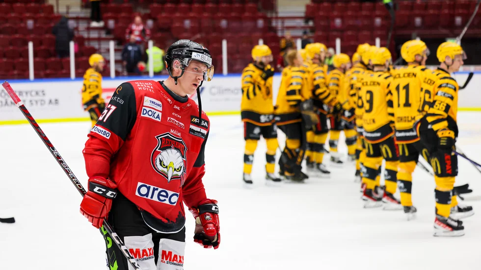 Malmös Emil Sylvegård deppar efter 4–5-förlusten efter förlängning mot Skellefteå på hemmais.