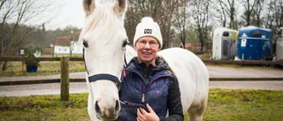 Ella tog hem pris för årets distansryttare – sätter stora prov på uthållighet: "Som att springa maraton fast för hästar"