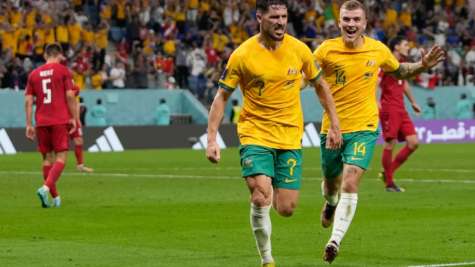 Mathew Leckie, till vänster, firar segermålet mot Danmark tillsammans med Riley McGree .