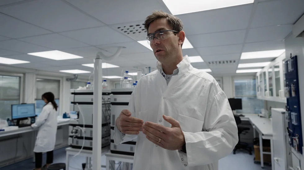 När vi ska ta bilder i laboratoriemiljö får vi komma in i kontroll-labbet, där varje sats av det levererade hjälpämnet analyseras för att man ska se att det håller kvaliteten. "Vi kontrollerar även färdiga vaccindoser här", säger Magnus Sävehed, vd för Novavax svenska dotterbolag.