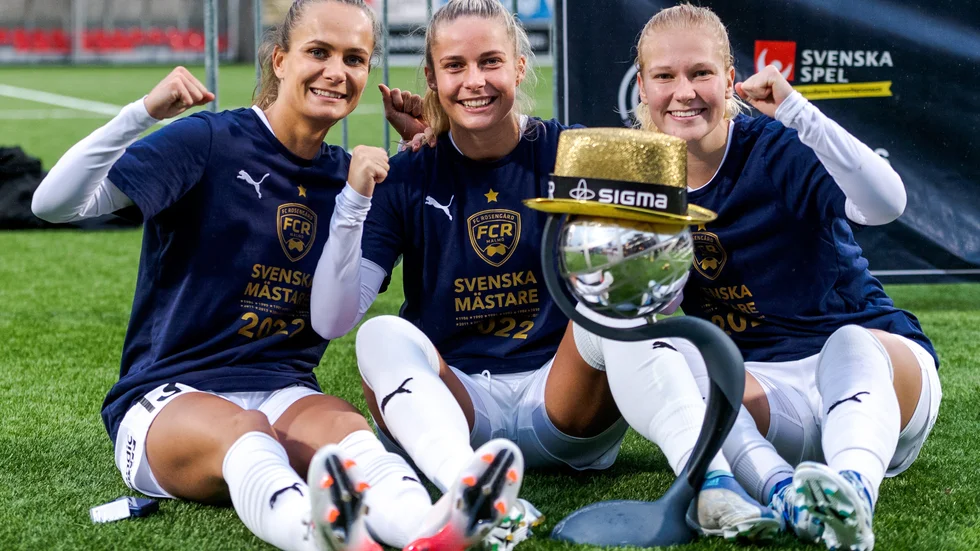 Rosengårds Frederikke Thögersen, Olivia Holdt och Sofie Bruun Bredgaard fick ta emot Kronprinsessan Victorias pokal efter serieguldet i år.