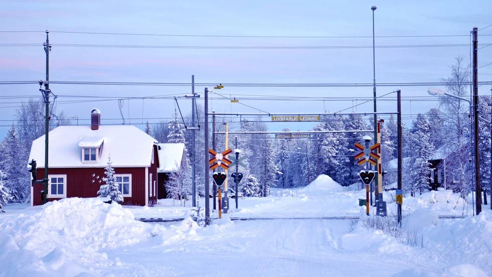 Drygt 30 minusgrader är det i Nattavaara.