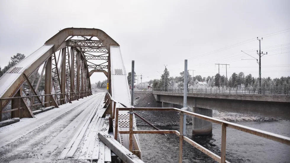 HOTET KVAR. Den gamla järnvägsbron över Kalixälven är fortfarande rivningshotad. Trafikverket vill emellertid få till en dialog med berörda kommuner om brons framtid.