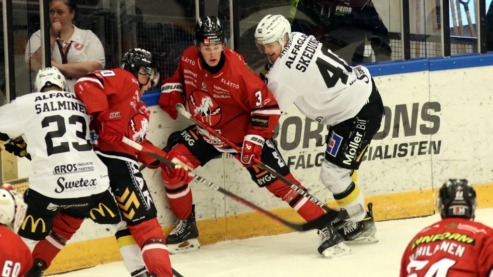 Hugo Styf i duell med Isac Skedung.