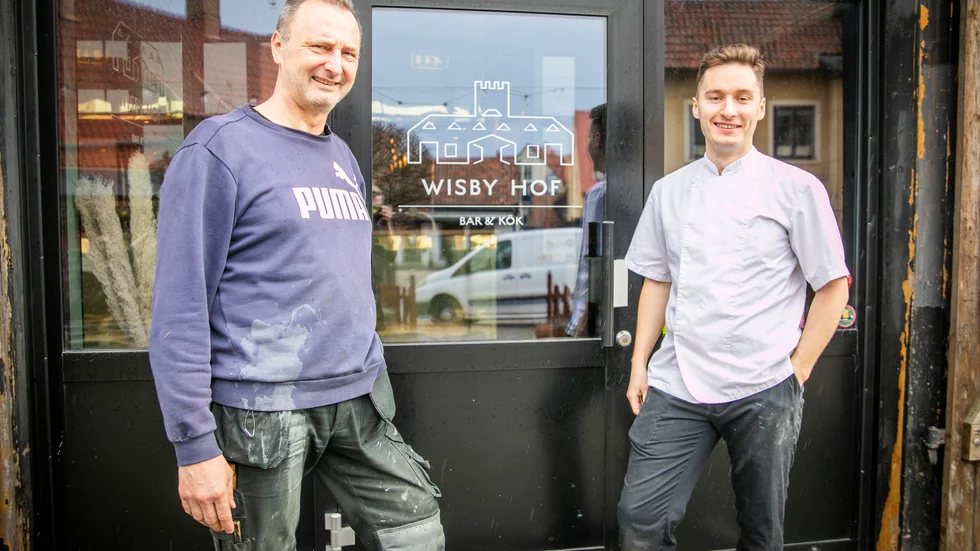 Reinhard Keinprecht och Mateusz Jagielski är delägare av Wisby Hof, och de har nu gett restaurangen ett rejält ansiktslyft. Borta är det österrikiska temat, även om den klassiska schnitzeln fortfarande finns på menyn. ”Den vågar jag inte ta bort”, säger Reinhard. 
