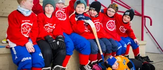 Full fart i ishallen när taggade bandybarn spelade cup