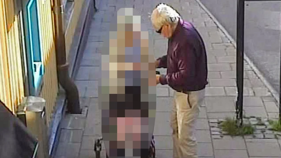 Bilden på Prins Carlsson tas efter att han har lurat med sig den 92-åriga kvinnan till bankomaten.