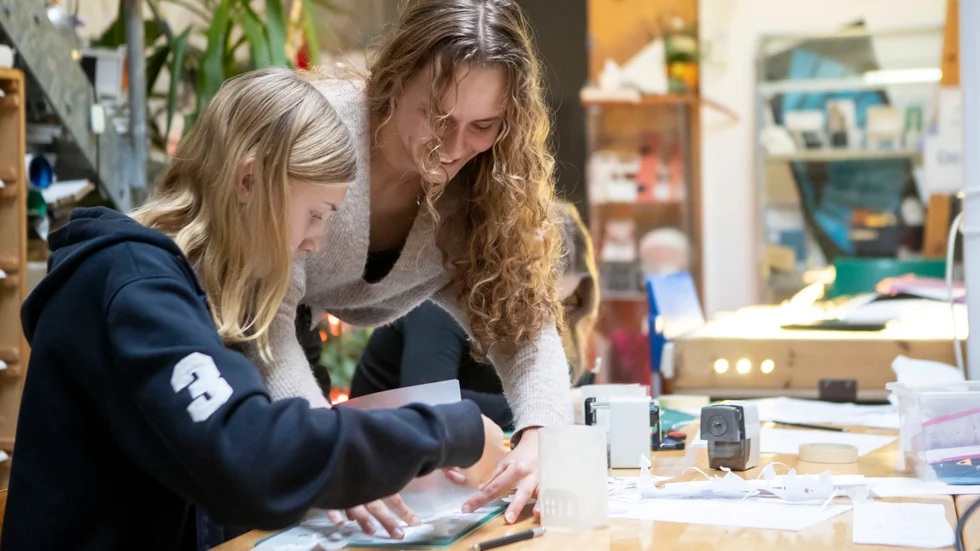 Hedda Isgren och Stina Holmstedt hjälps åt med att sätta ihop modellen som de själva designat. De båda menar att det tekniska programmet ger dem de bästa förutsättningarna både för att få ett spännande jobb och utbilda sig vidare. 