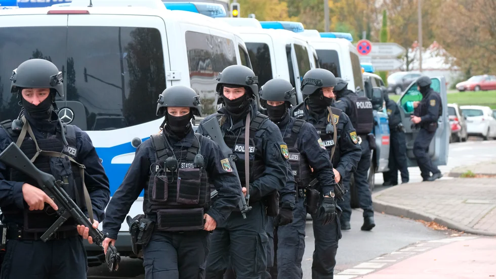 Poliser i Halle i samband med attentatet i oktober 2019. Arkivbild.