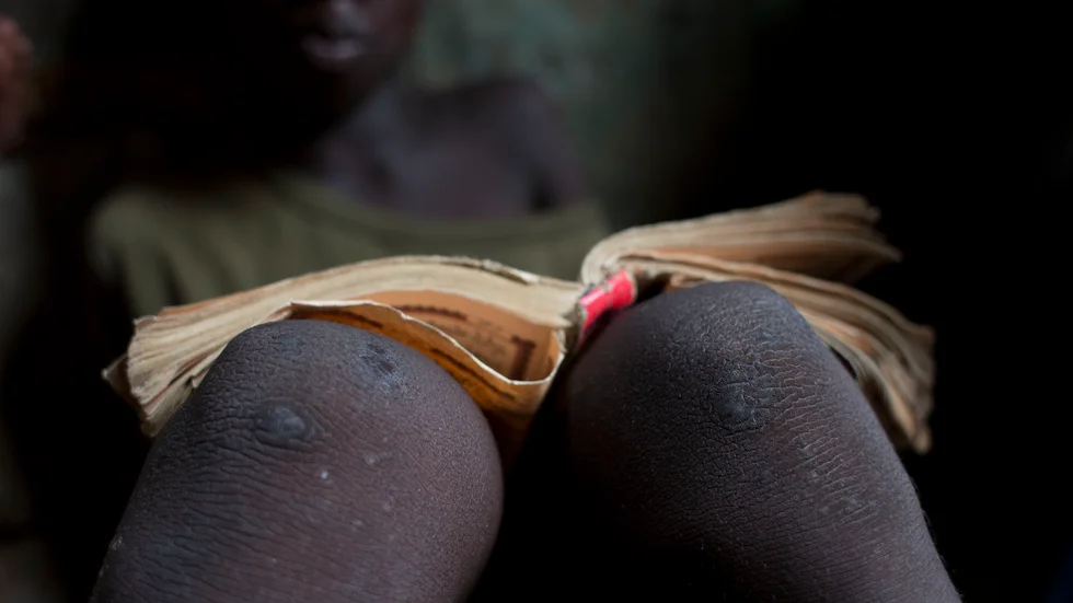 En koranskolestudent i Senegal studerar i en skola i en förort till huvudstaden Dakar. Arkivbild.