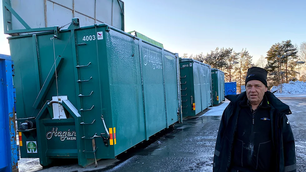 Karl Berg jobbar på Målserums avfallsanläggning, där det slängs mycket elektronikskräp. "Det kommer in hela tiden", säger han. 