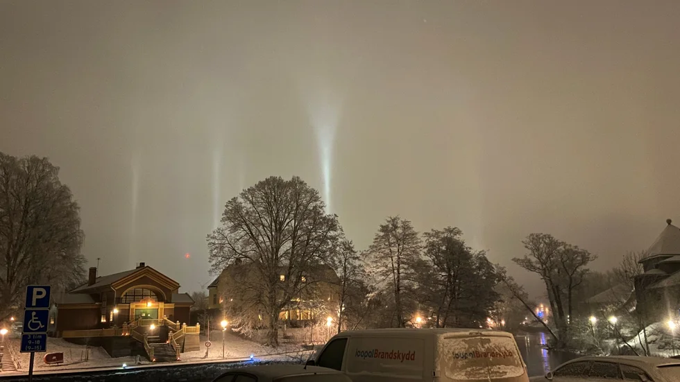 Åtminstone en av ljuspelarna som syntes över Nyköping slutade i en konform. Det är inte helt klarlagt varför vissa ljuspelare har det utseendet.