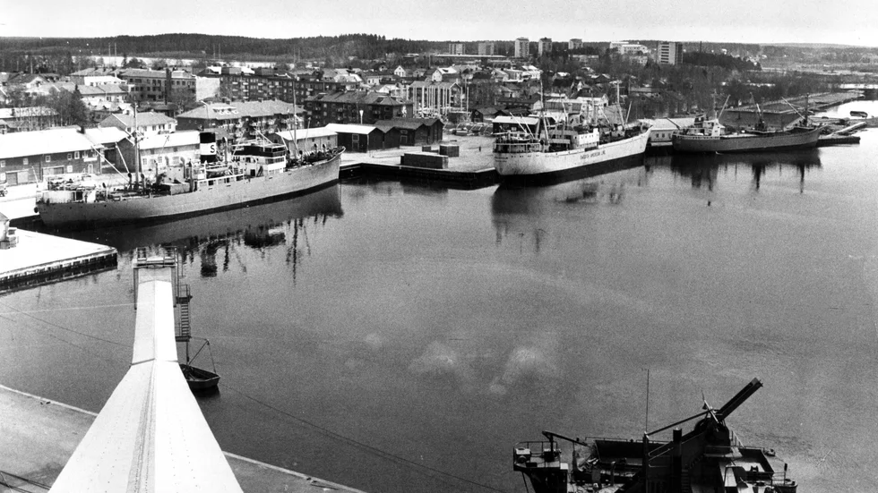Så här såg Piteå ut i början på 60-talet. Mitt i denna stora igenfyllda hamnbassäng ligger i dag Stora Coop som fick klartecken att byggas för 25 år sedan men till en början hette Coop Forum.