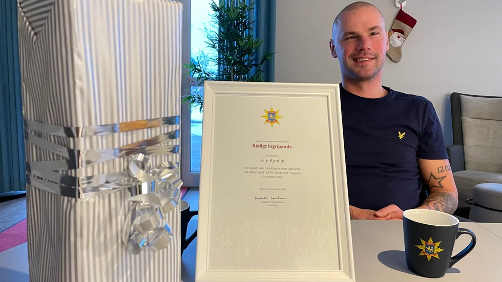 Kim Kumlin med sitt diplom och present. I motiveringen står det att Kim får utmärkelsen "för snabbt och handlingskraftigt agerande vid tillbud med risk för villabrand i Uppsala".