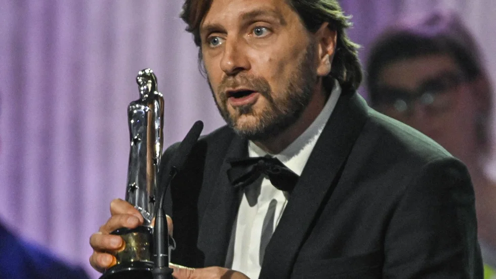 Regissören Ruben Östlund med en av statyetterna han tog hem.